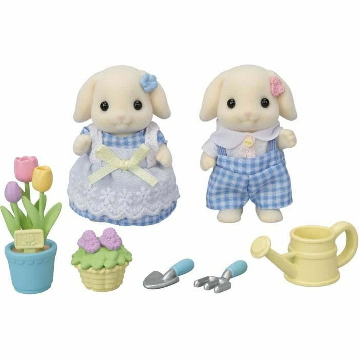 Dos figuras de conejos, una con vestido, otra con peto, con herramientas de jardín, flores y una regadera.