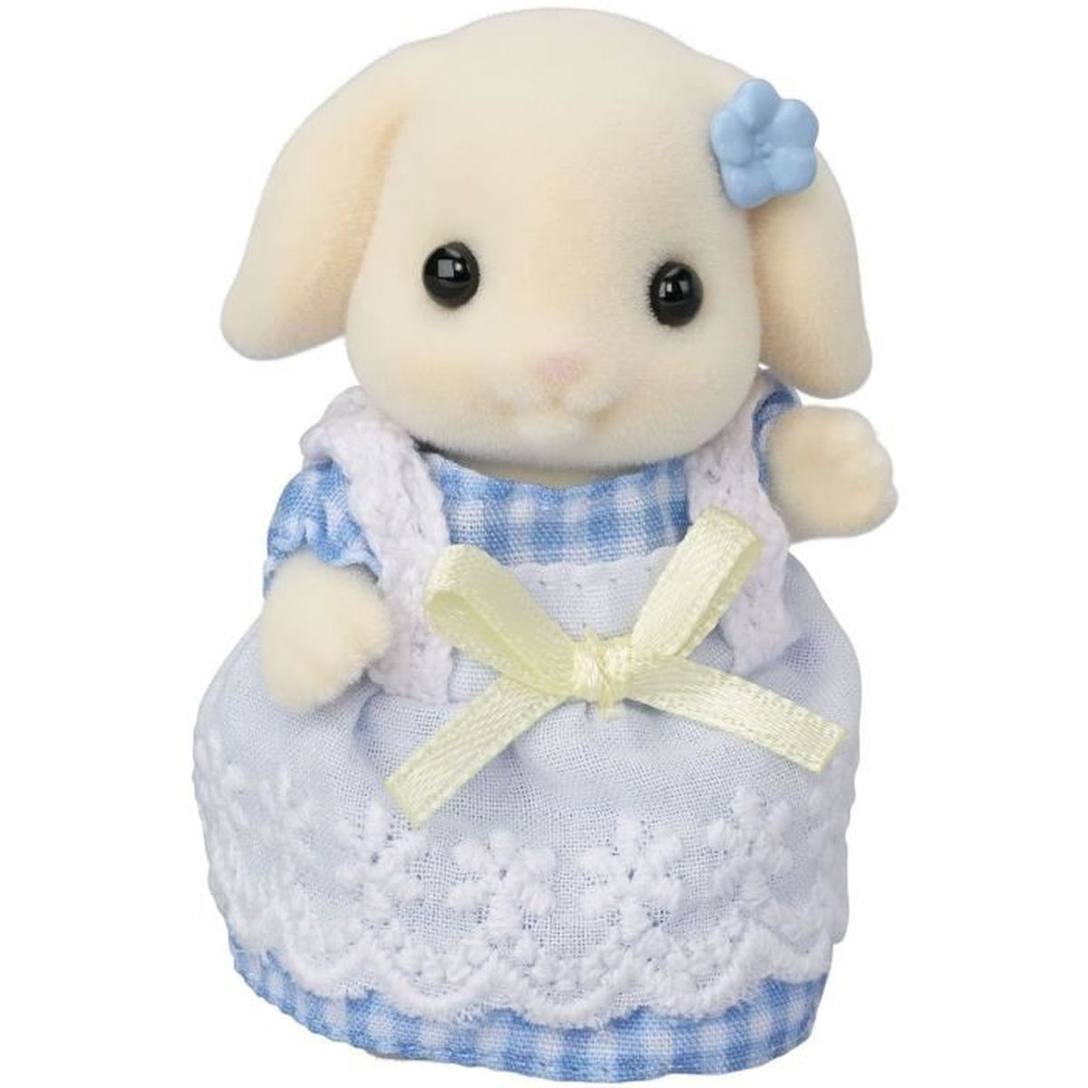 Un conejo de juguete blanco con un vestido azul y blanco, un lazo amarillo y una flor azul.