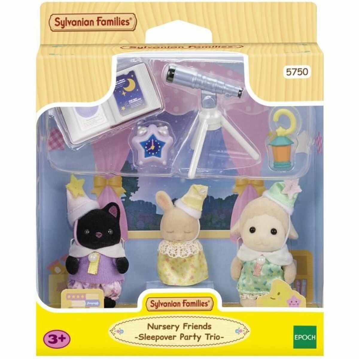 Un set de Sylvanian Families Nursery Friends. Presenta tres figuras de juguete, un telescopio, un libro y una linterna, todo en una caja.
