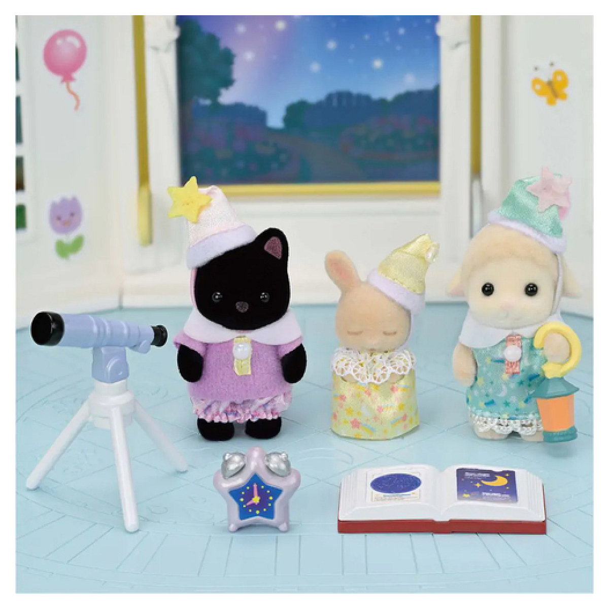 Escena con figuras de animales con gorros de dormir. Telescopio, reloj y libro frente a una ventana con noche estrellada.