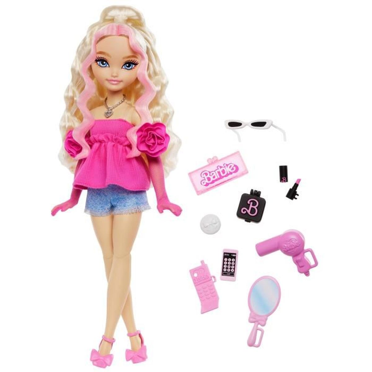 Lalka Barbie z blond włosami i różowymi pasemkami, w różowym topie, dżinsowych szortach i na obcasach. Akcesoria obejmują torebkę, okulary przeciwsłoneczne i inne przedmioty.