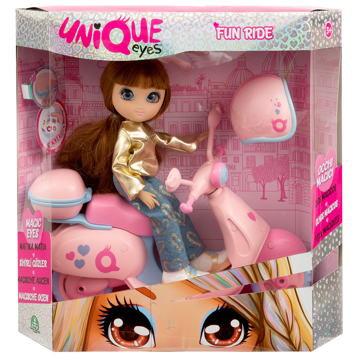 Una muñeca en un scooter rosa en una caja. La muñeca tiene ojos azules y cabello largo castaño. El scooter tiene un casco y pegatinas.