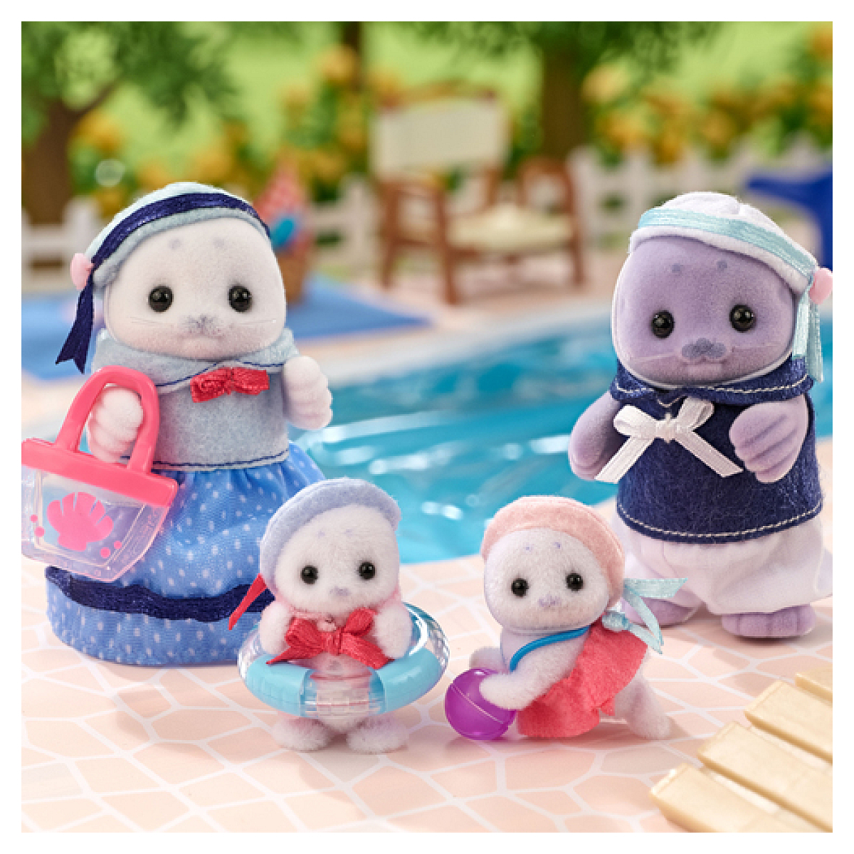 Cuatro figuras de foca cerca de una piscina. Una sostiene un bolso, otra un flotador y la última una pelota. Todos visten trajes de baño.