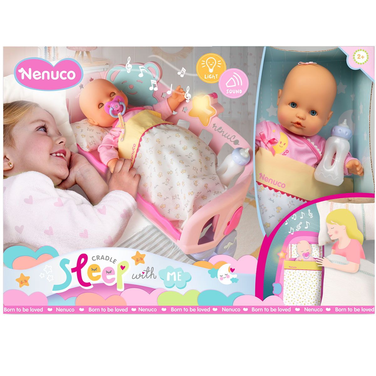 Una niña sonríe a un bebé en una cuna. La caja muestra otra muñeca con un biberón y una ilustración de un bebé durmiendo.