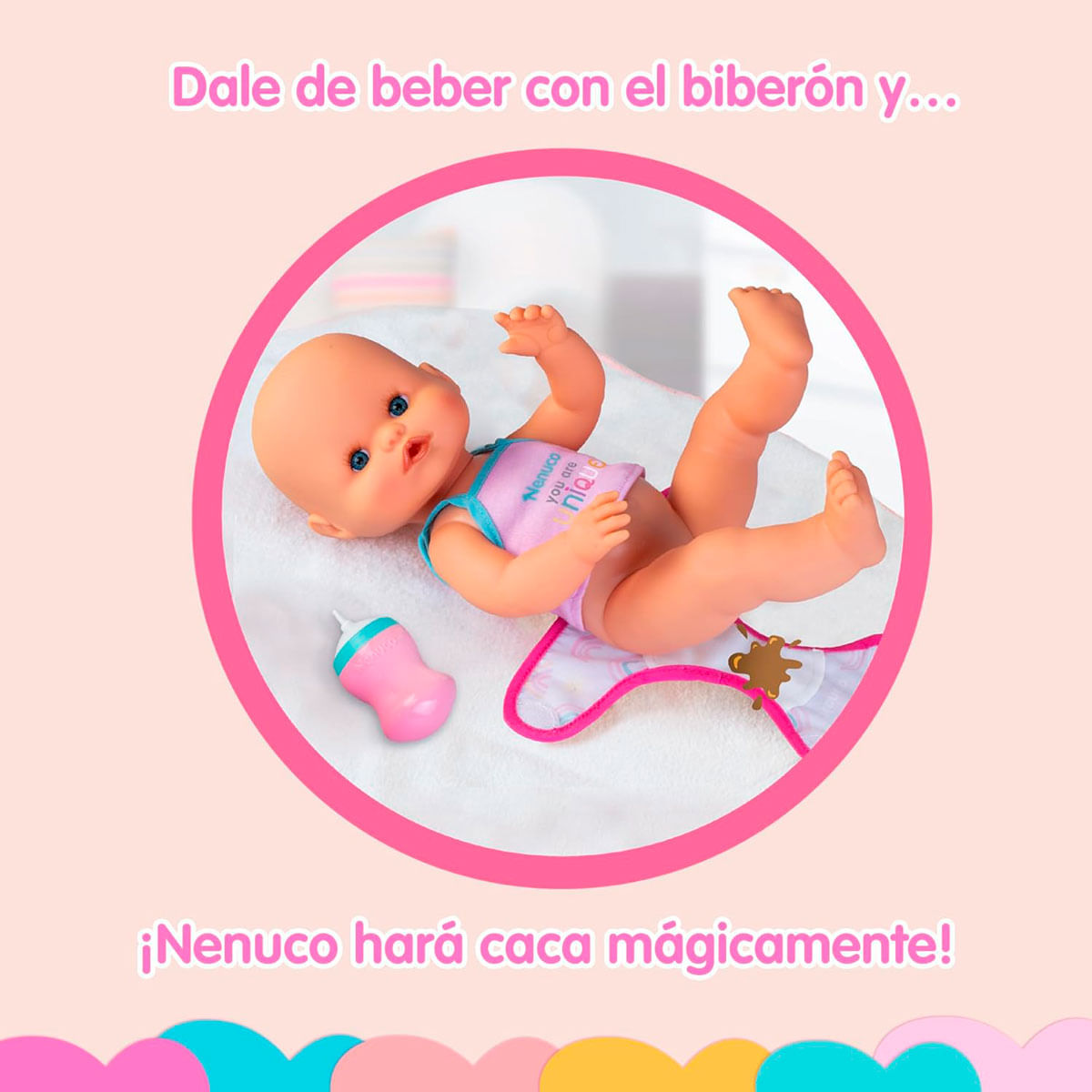 Una muñeca bebé yace sobre una superficie blanca. Lleva un top y pañal rosas. También hay un biberón rosa y un babero con una mancha marrón.