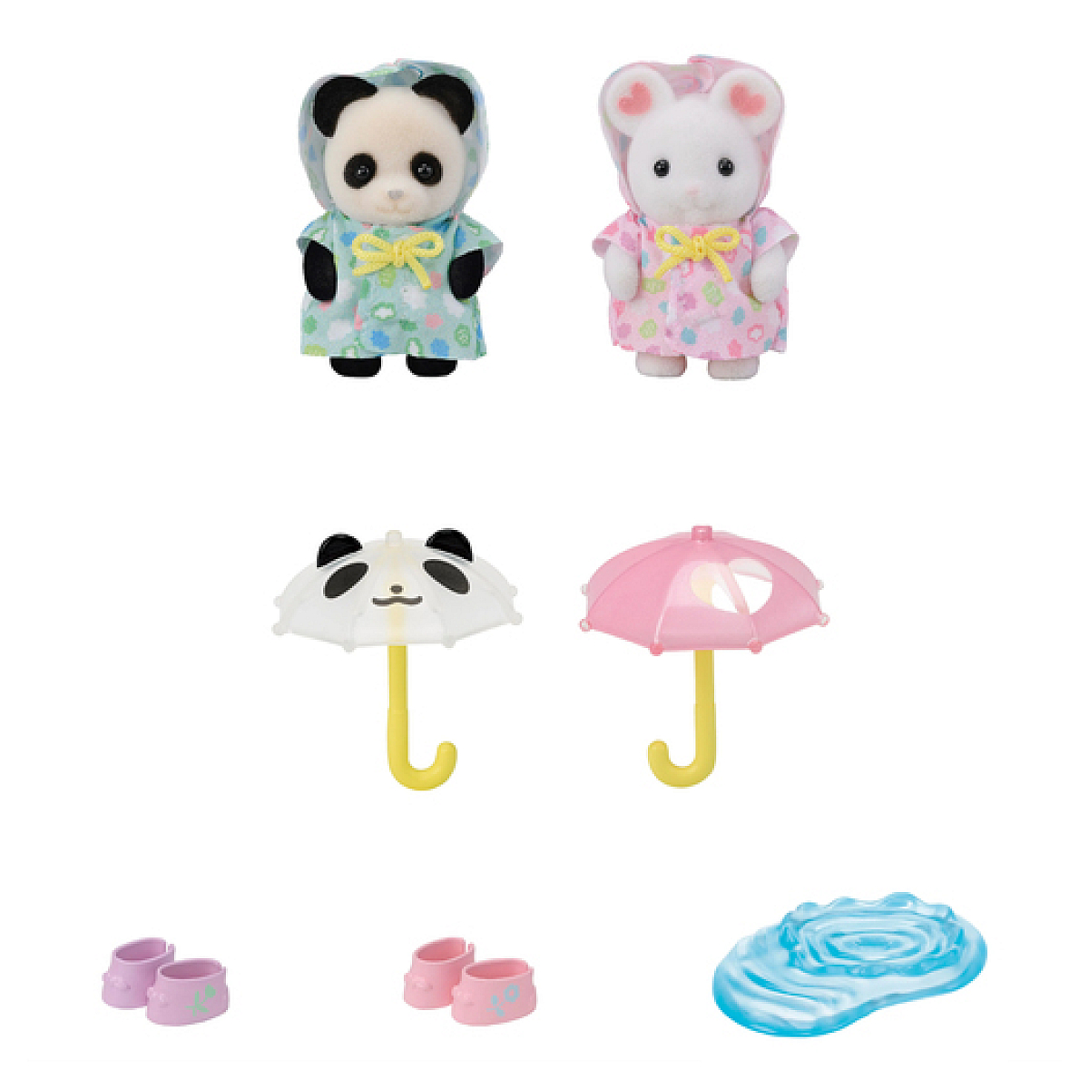Dos figuras de panda y ratón, cada una con impermeables. También hay paraguas y zapatos, junto con un pequeño charco.