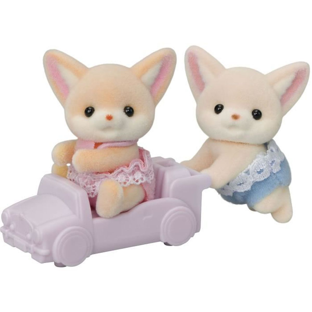 Dos figuras de juguete de zorro. Una está sentada en un coche rosa, con encaje rosa. La otra empuja el coche. Ambos tienen orejas grandes.