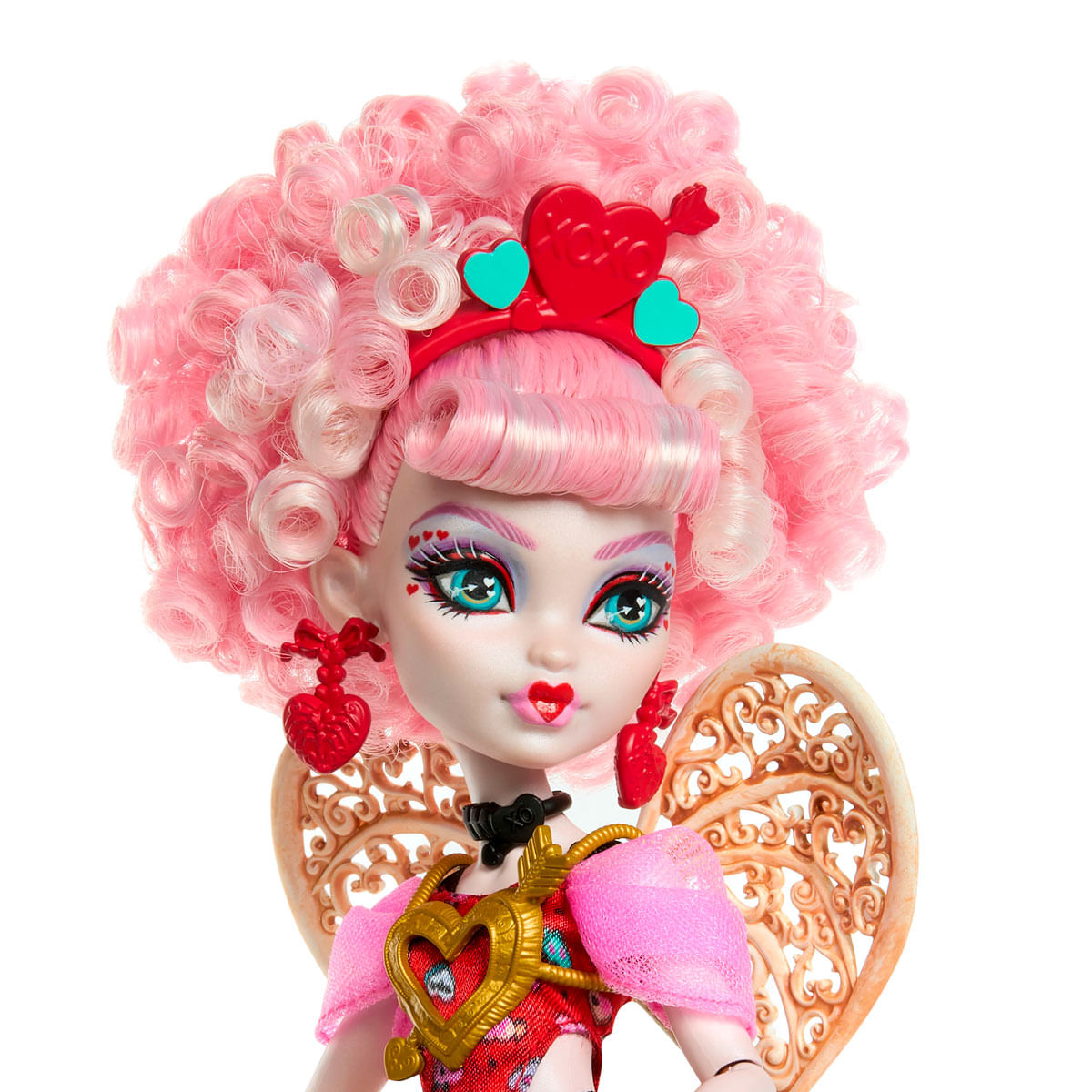 Una muñeca con cabello rizado rosa, accesorios en forma de corazón y alas, vistiendo un vestido rojo. Tiene maquillaje en forma de corazón y un colgante de corazón dorado.