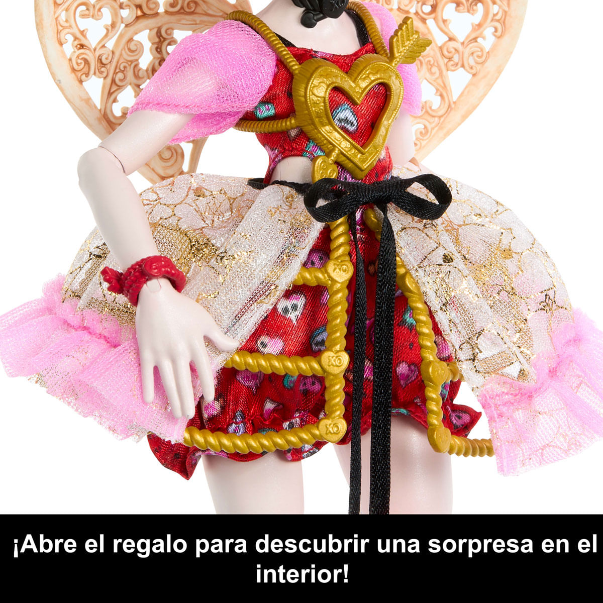 Una muñeca con un vestido rojo y dorado, mangas rosas y una pieza pectoral en forma de corazón. Es un primer plano.