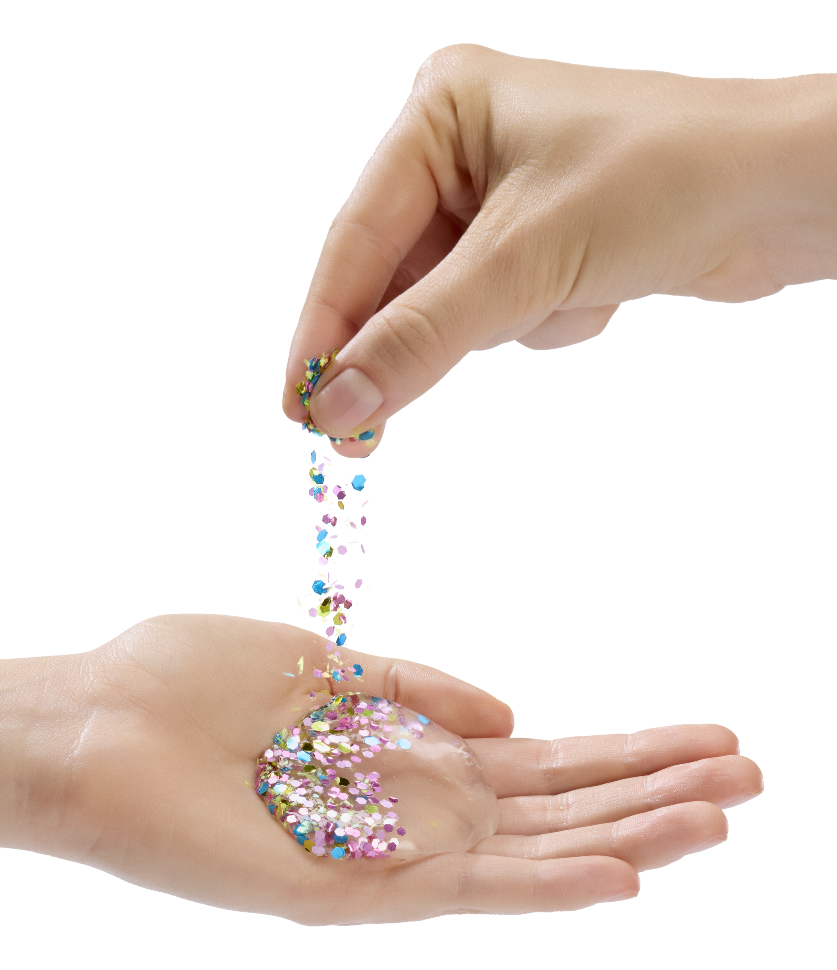 Dwie dłonie, jedna wsypuje kolorowy brokat do drugiej, trzymającej przezroczysty żel.