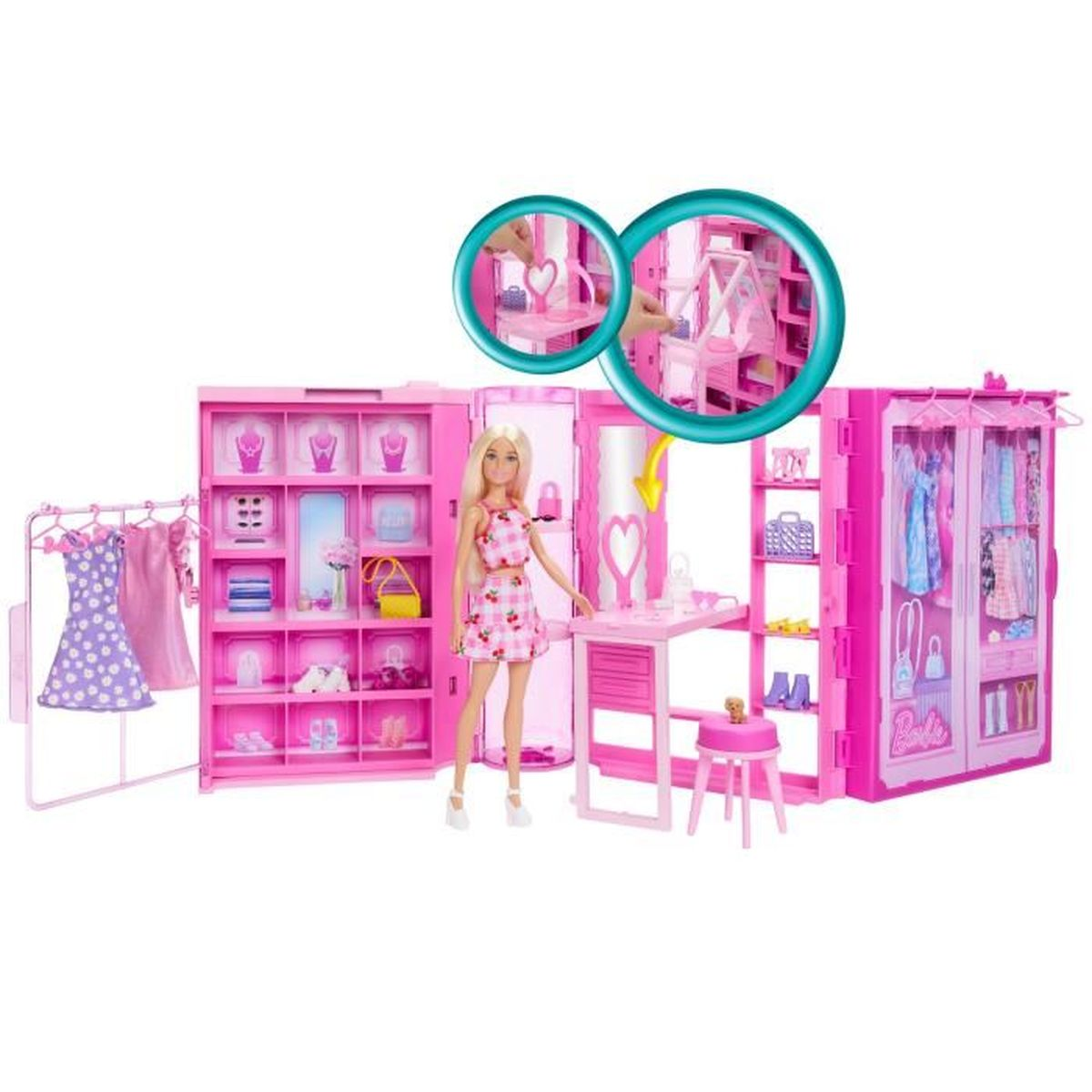 Una muñeca Barbie está frente a un armario y tocador rosas. Se exhiben ropa, zapatos y accesorios.