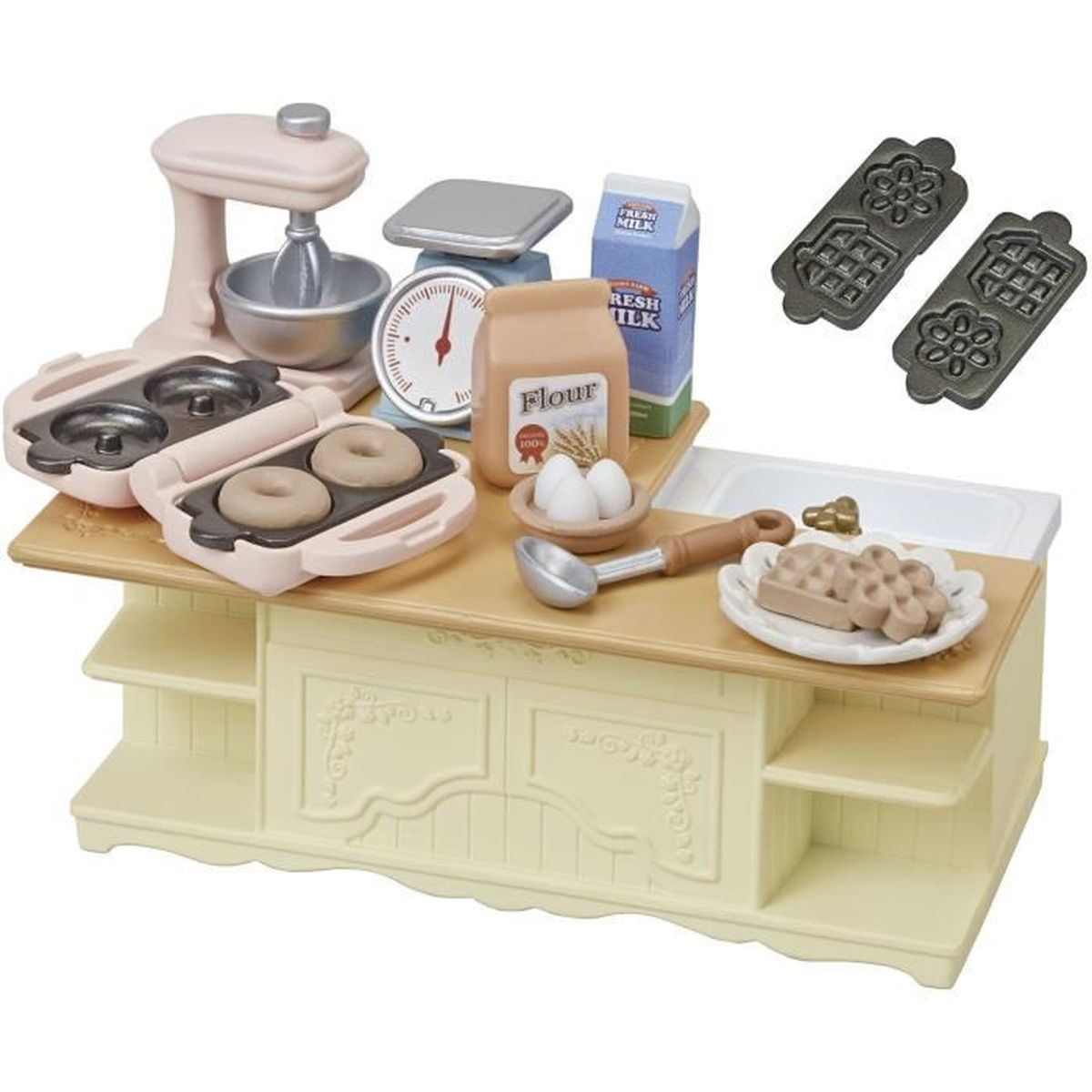 Un juego de cocina en miniatura con batidora, balanza, leche, harina, huevos, donuts, gofrera y plato de gofres.