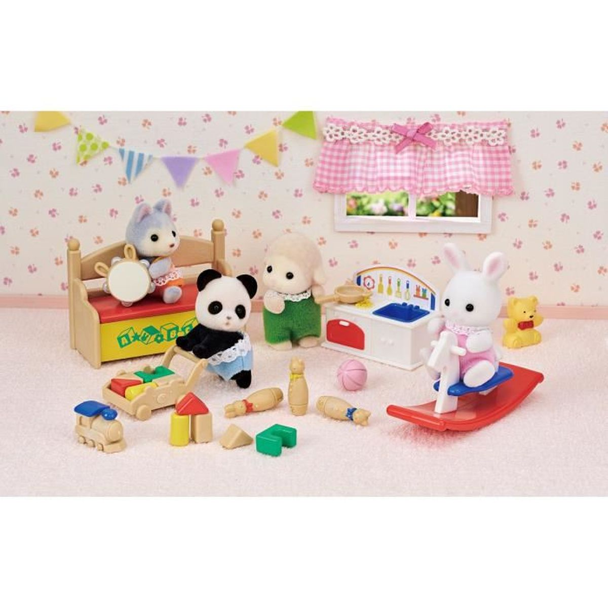 Una escena de sala de juegos con figuras de juguete: panda, conejo, oveja y otros. También hay juguetes, una cama, un juego de cocina y un balancín.