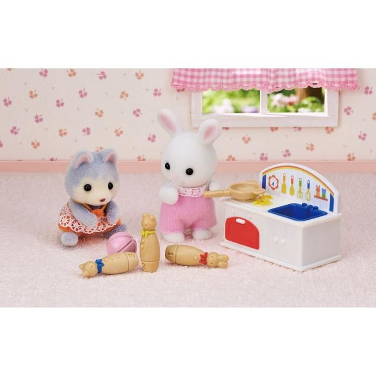 Una escena de cocina de juguete con una figura de conejo y gato. La cocina incluye fregadero y horno. Varios accesorios de juguete están dispersos.