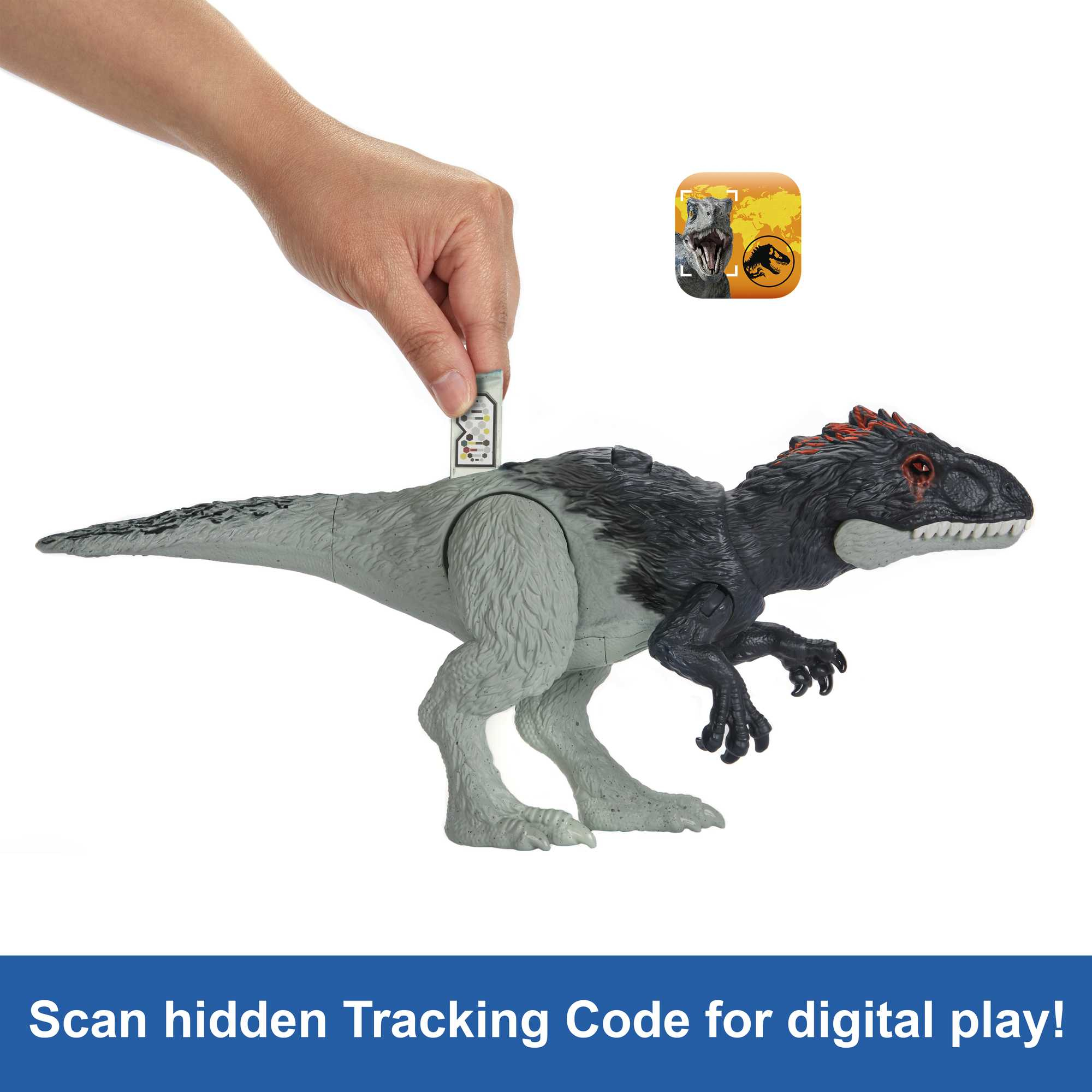 Una mano inserta un código en un juguete de dinosaurio. El dinosaurio es gris y negro. Un logotipo es visible.