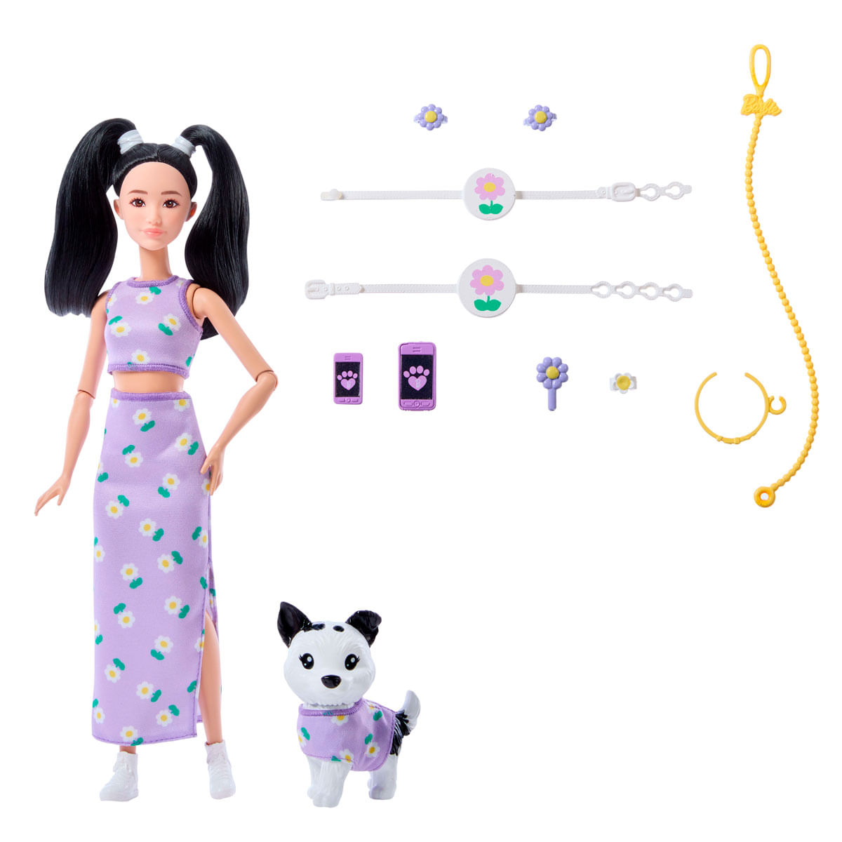 Una muñeca con coletas, con un atuendo morado con estampados florales, está junto a un perro con un atuendo a juego. Hay accesorios.
