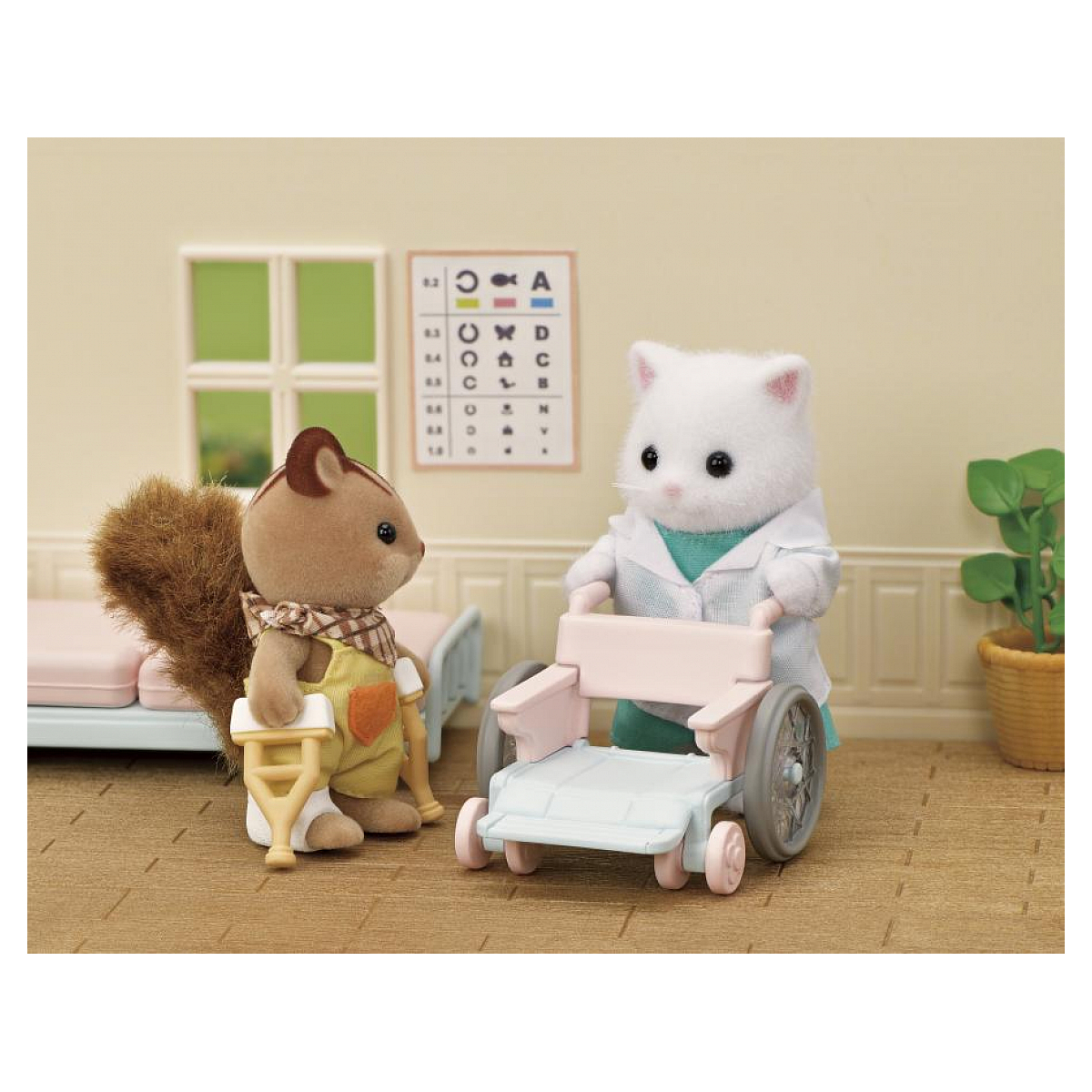 Una ardilla con una pierna lesionada está cerca de una silla de ruedas empujada por un gato médico. Un cuadro cuelga en la pared.