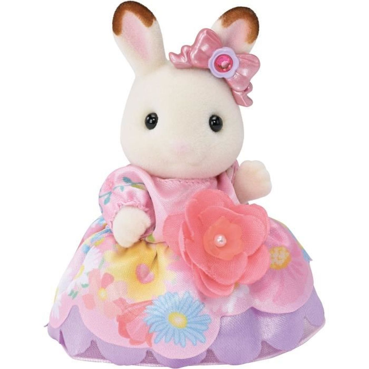 Una muñeca de conejo blanco con orejas marrones lleva un vestido rosa con detalles florales y un lazo rosa en la cabeza.