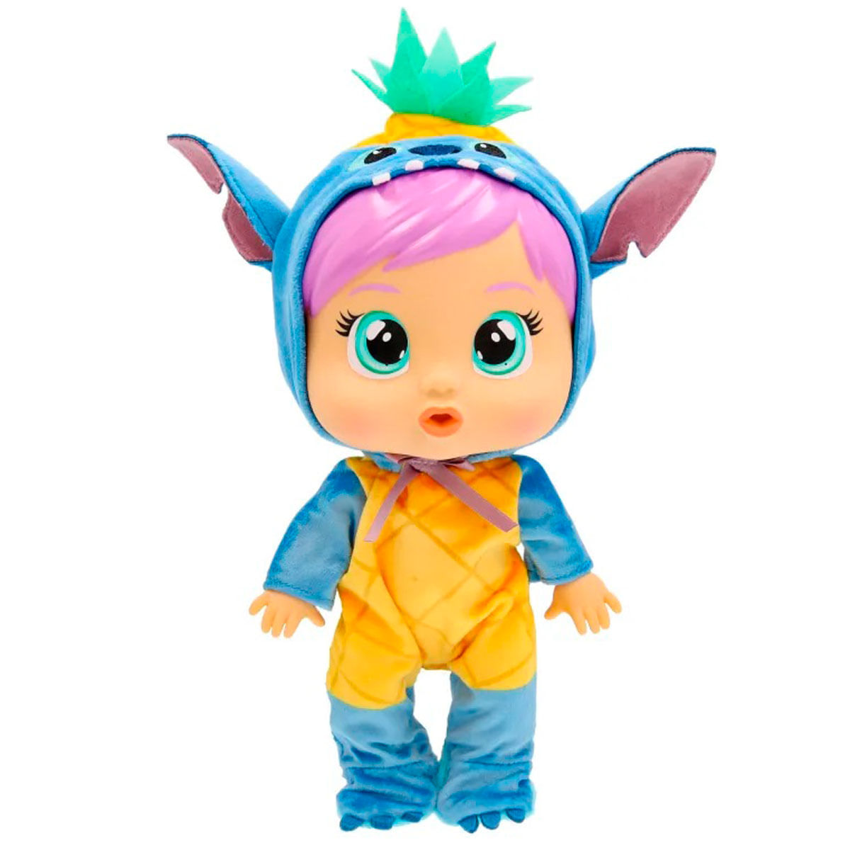Una muñeca con un gorro azul parecido a Stitch con pelo rosa y un mono amarillo con estampado de piña. La muñeca tiene ojos grandes y está de pie.