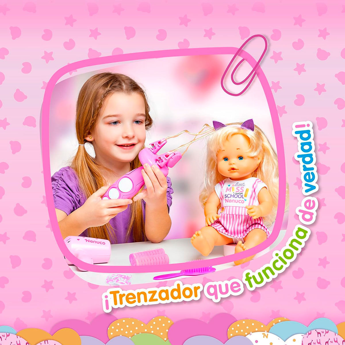 Una niña con una herramienta rosa para trenzar el pelo está cerca de una muñeca con cabello rubio, vistiendo un vestido rosa. Un fondo rosa.