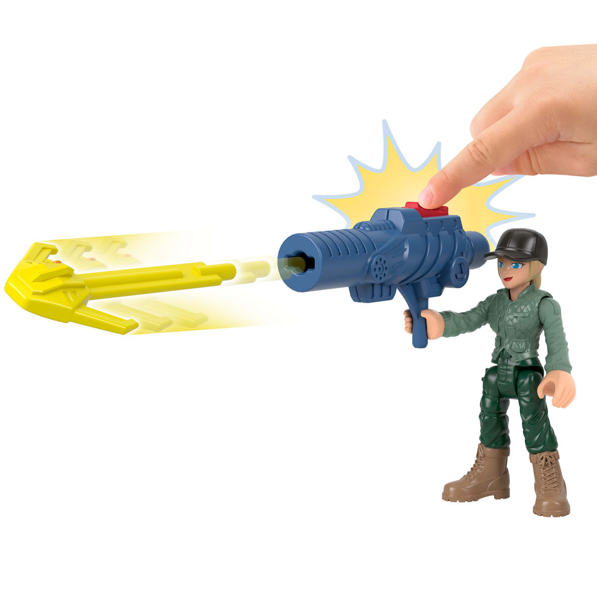 Una figura de juguete sostiene una pistola azul. Se dispara un proyectil amarillo. Una mano presiona el botón rojo. La figura viste verde y marrón.