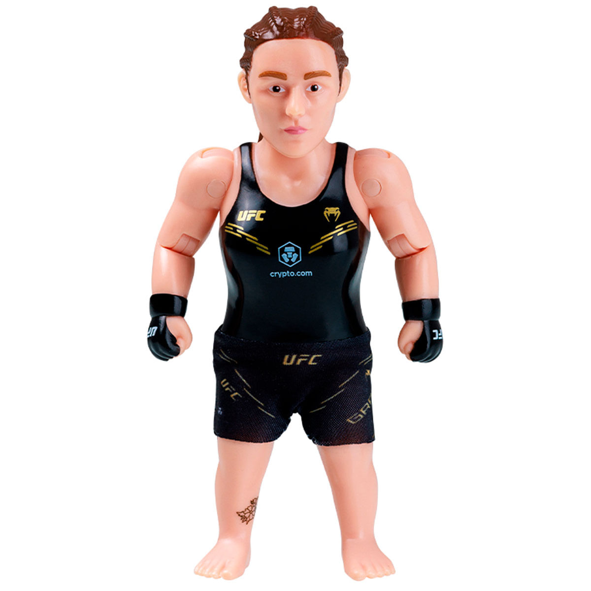 Una figura de la UFC está de pie, usando shorts y top negros con detalles dorados. Tiene un tatuaje en la pierna y guantes negros. La figura está sobre fondo blanco.