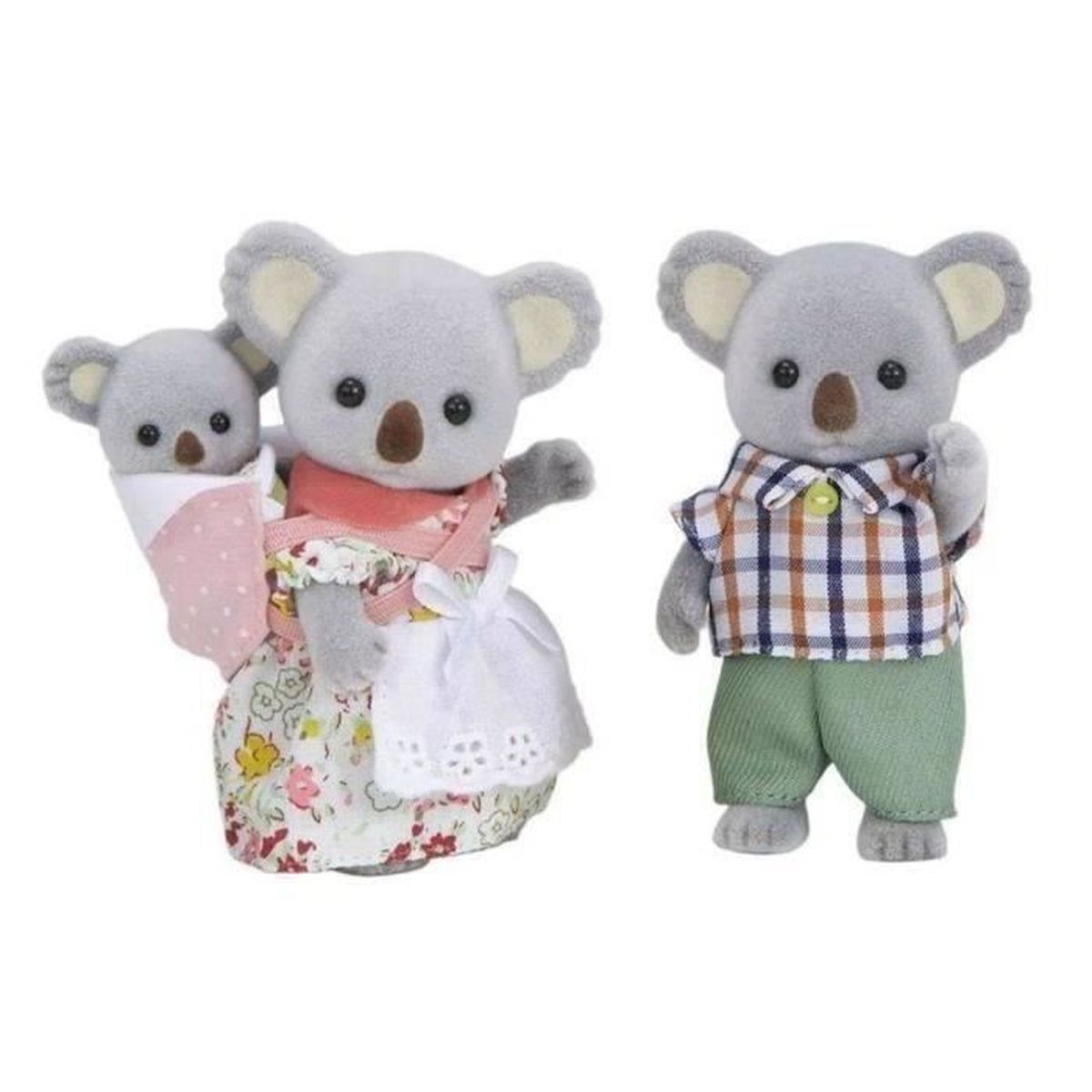 Tres figuras de koalas. Uno lleva un bebé. Uno lleva una camisa a cuadros y pantalones verdes. La otra lleva un vestido.