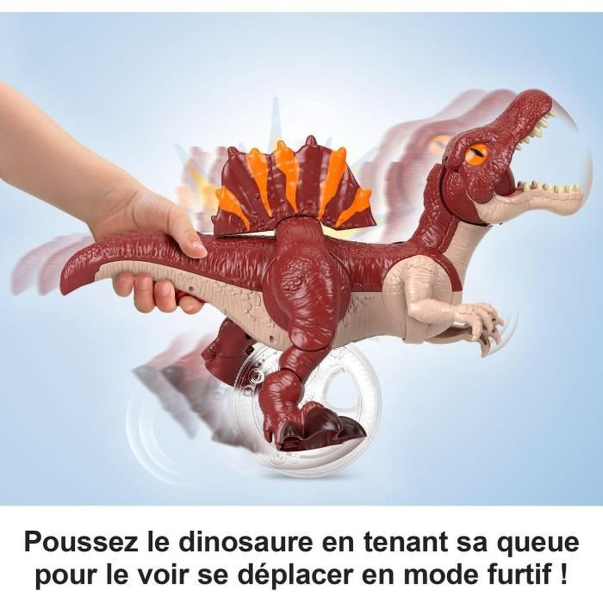 Ein Kinderhand hält ein rot-braunes Dinosaurier-Spielzeug. Das Spielzeug hat eine orangefarbene Flosse und ist in Bewegung, mit blauem Hintergrund.