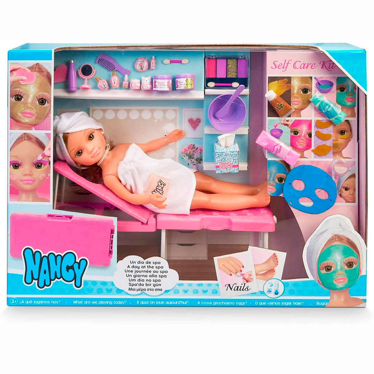 Una muñeca Nancy yace en una cama de spa rosa. La caja es un kit de autocuidado con productos de belleza e imágenes de caras con mascarillas.