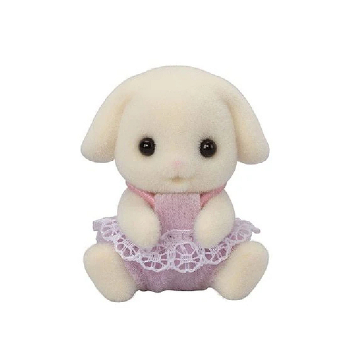 Un cachorro de juguete blanco está sentado. Lleva un vestido rosa con encaje blanco. Tiene ojos negros y nariz rosa. El fondo es blanco.