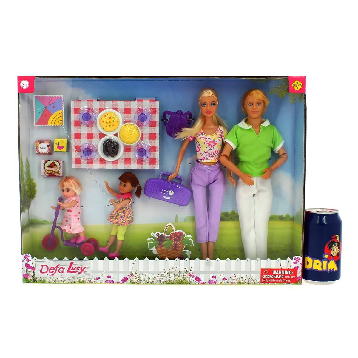 Un set de muñecas Defa Lucy con muñecas, artículos de picnic y una lata de bebida. Las muñecas están en una caja con una escena de picnic.