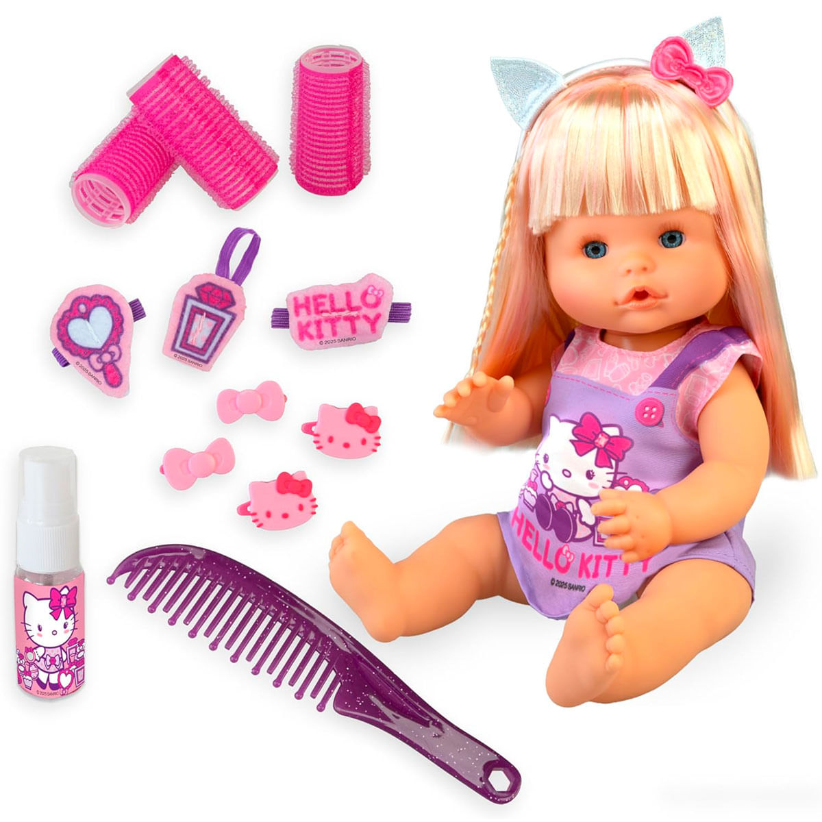 Una muñeca Hello Kitty con accesorios, incluyendo rulos, pinzas para el pelo, un peine y un pulverizador. La muñeca lleva un conjunto morado.