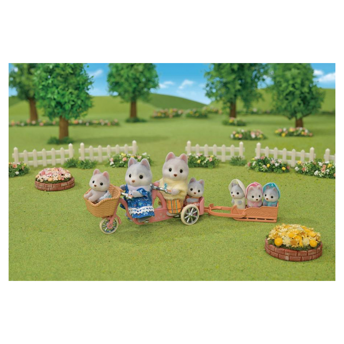 Una familia de animales de juguete en un vehículo rosa y un carro. Árboles y flores en el fondo, sobre hierba verde.