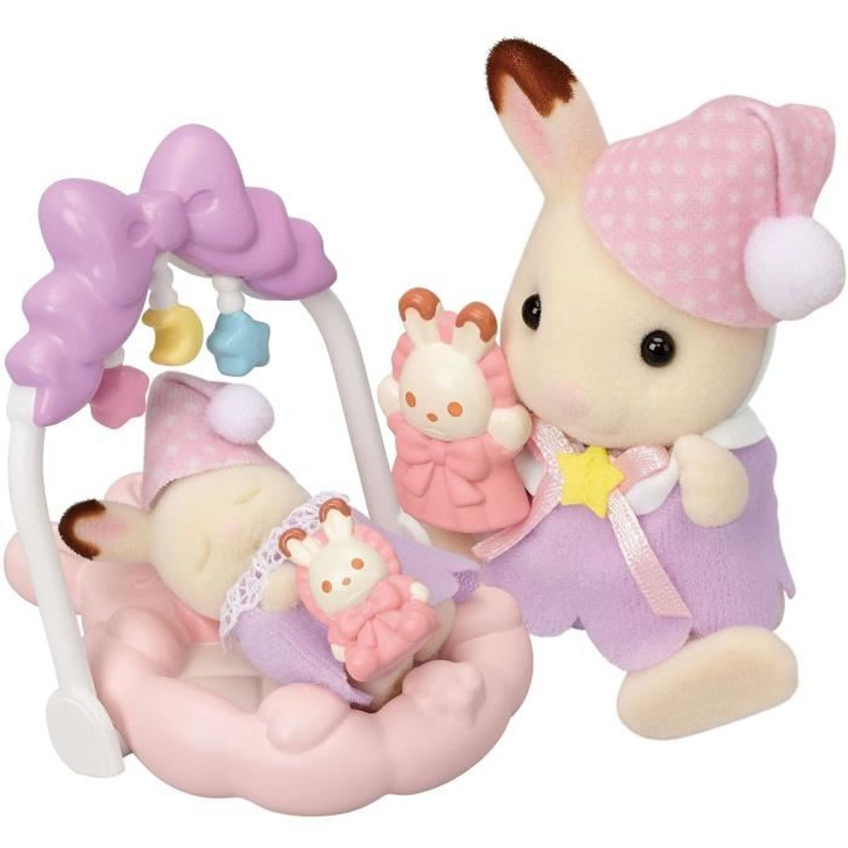 Una escena de juguete con figuras de conejitos. Uno en un columpio, otro sosteniendo una muñeca y un tercero, una figura similar a un padre, está cerca.