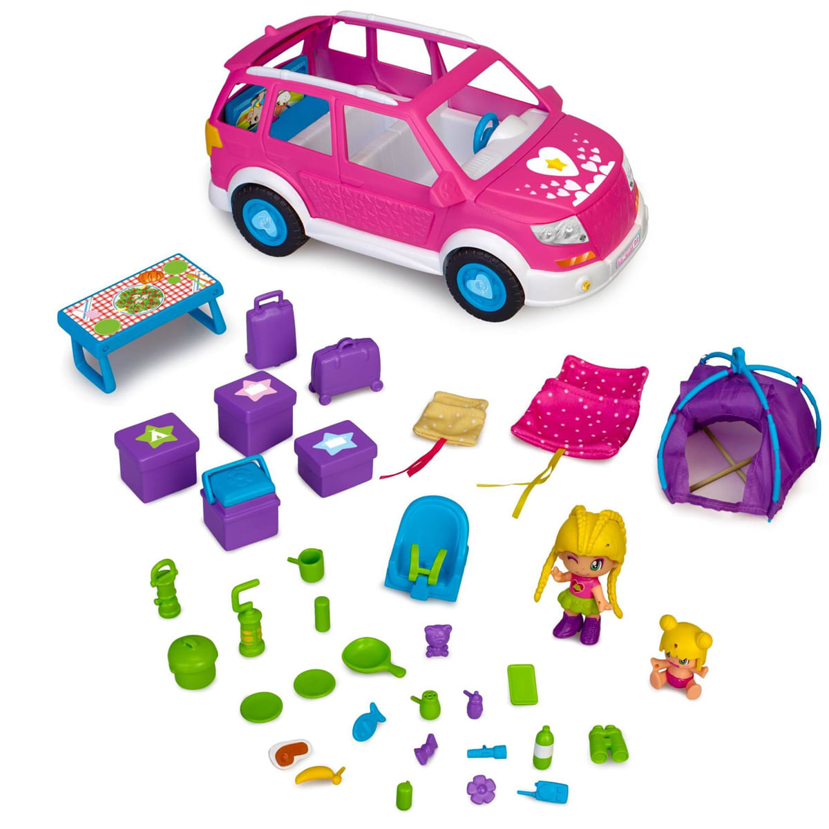 Un coche de juguete rosa con accesorios como una tienda de campaña, mesa, maletas, muñecas y varios artículos de camping están dispersos.