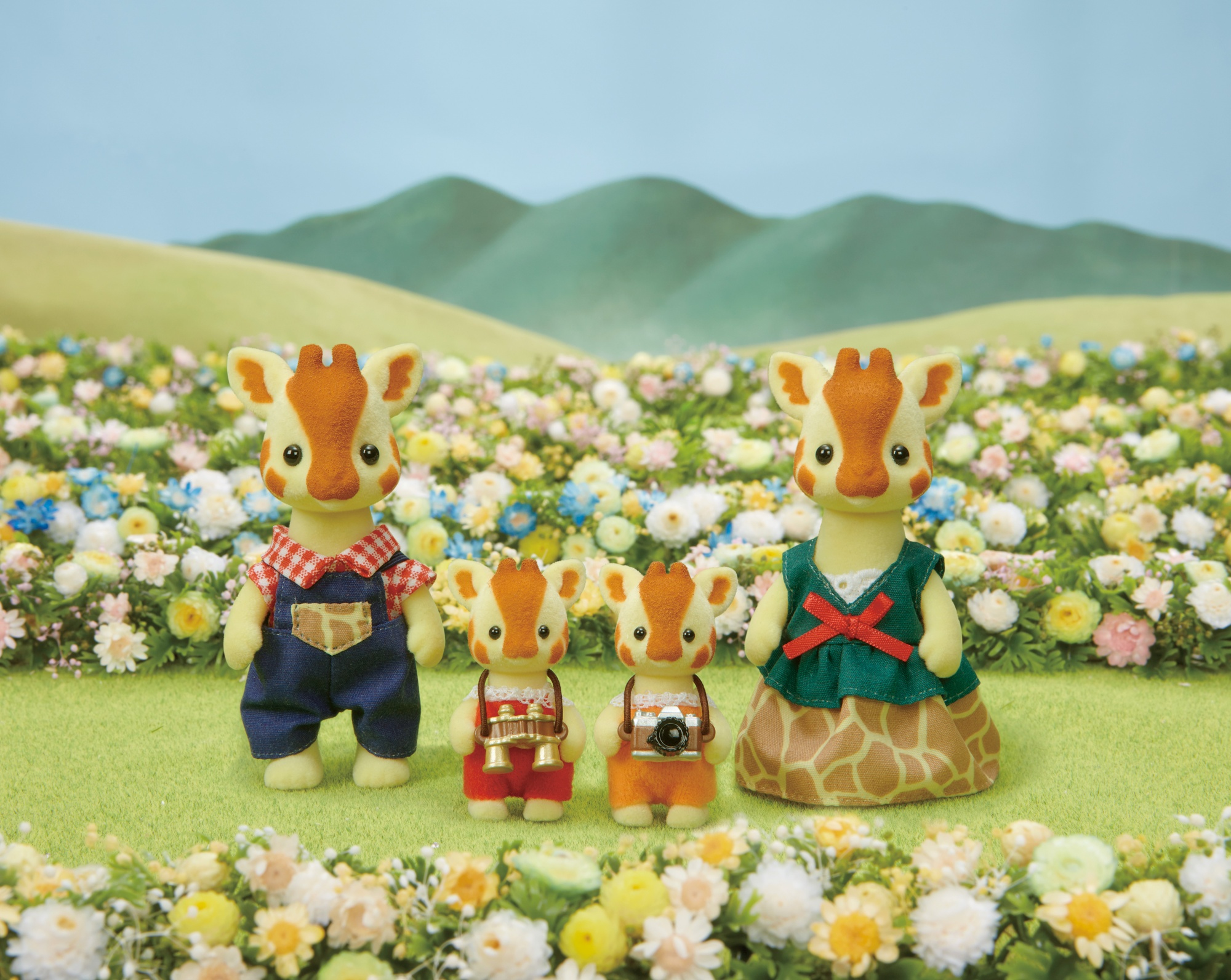 Cuatro figuras de jirafas en un campo de flores. Dos jirafas pequeñas sostienen binoculares y una cámara. Los adultos llevan vestidos y monos.