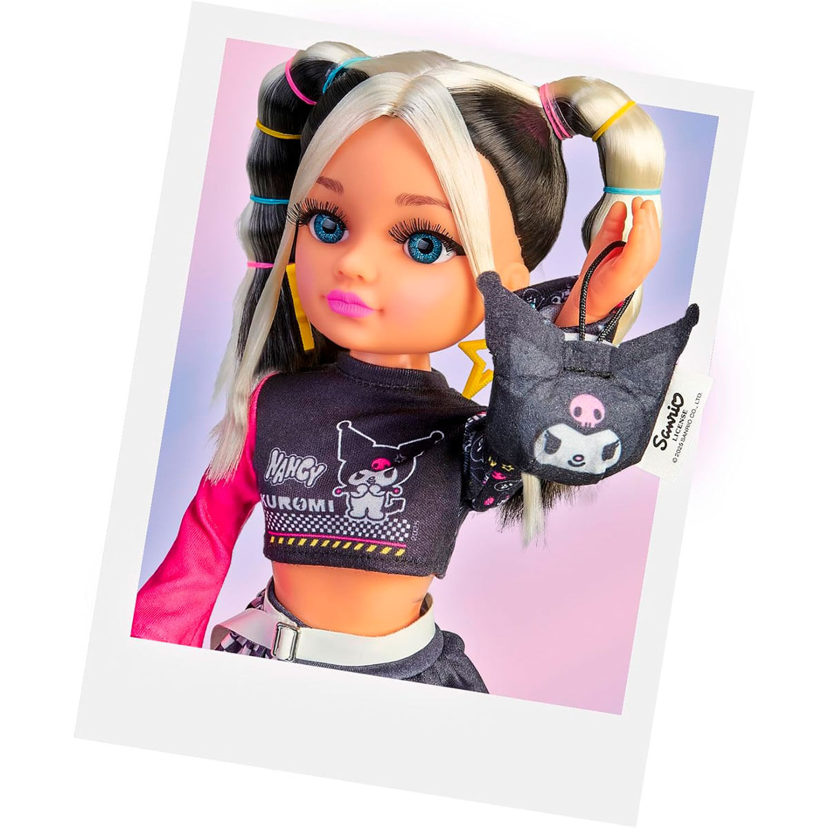 Muñeca con cabello blanco y negro, ojos azules, labios rosados, con top negro, sosteniendo un bolso negro. El fondo es rosa y morado.