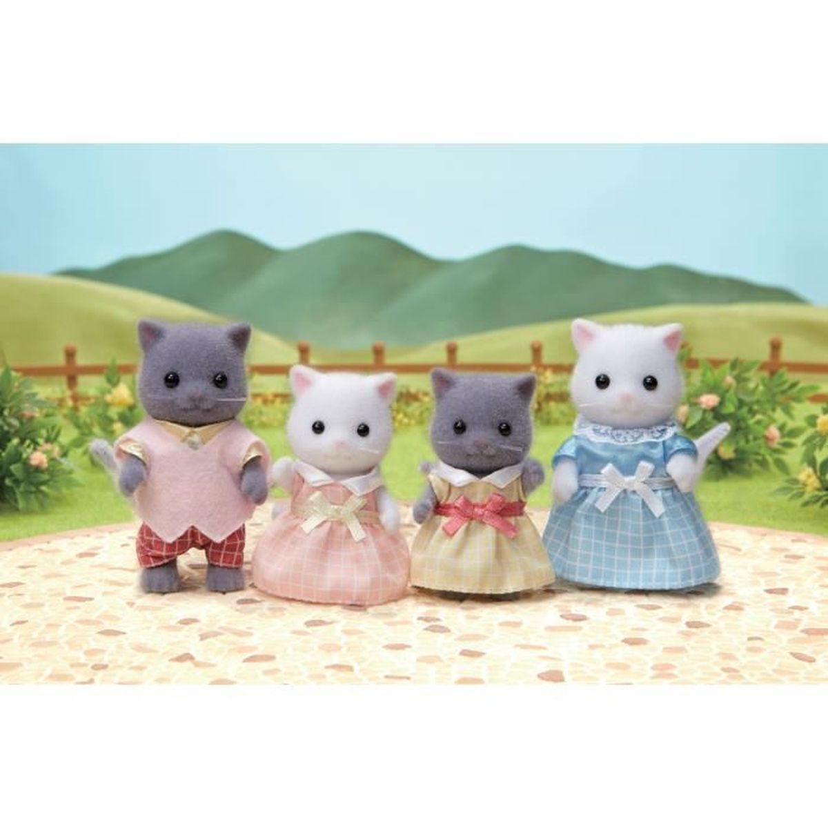 Vier Katzenfiguren stehen auf einer Oberfläche. Zwei graue Katzen und zwei weiße Katzen sind in verschiedenen Outfits gekleidet, mit grünem Hügelhintergrund.
