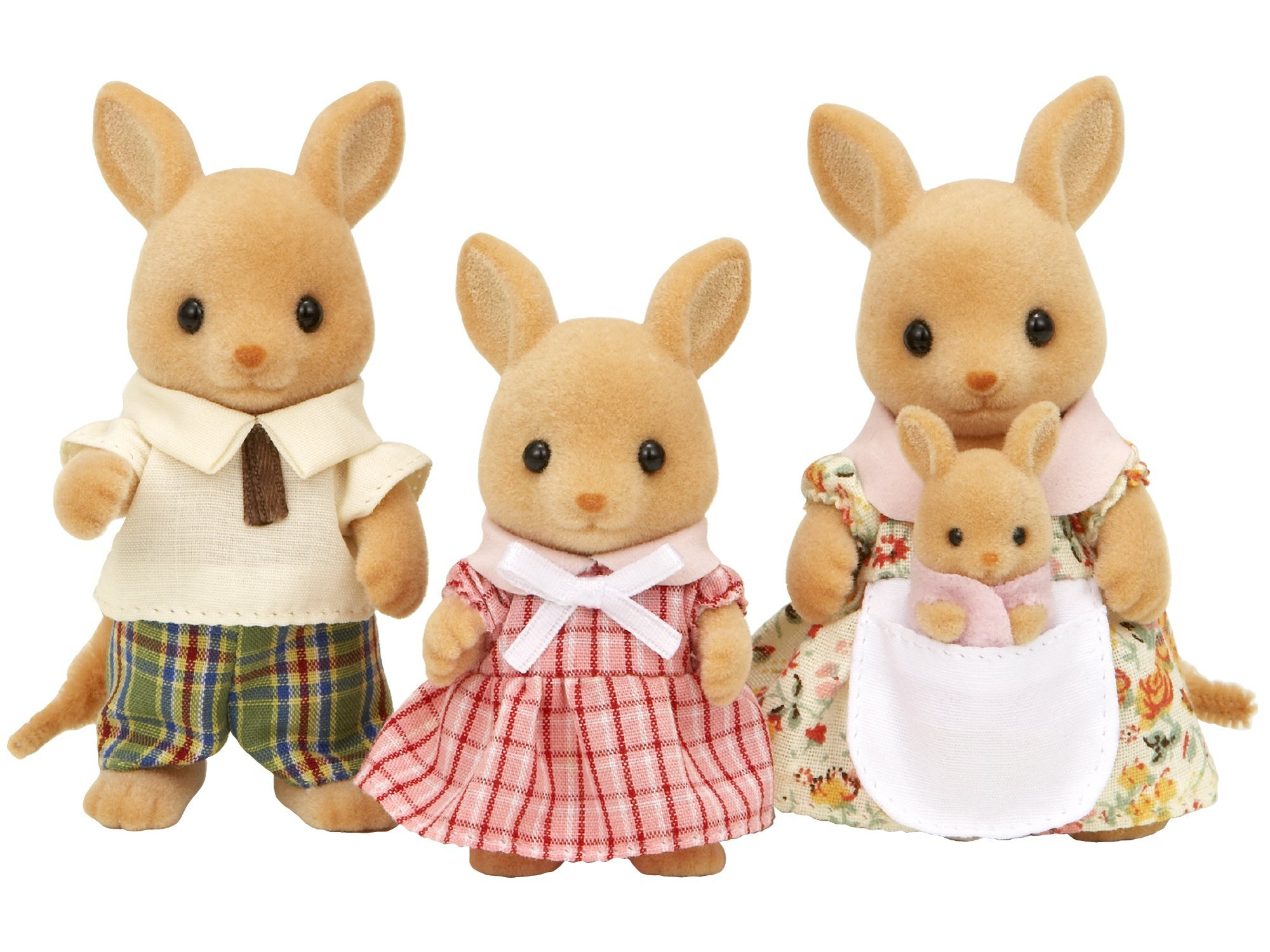 Tres figuras de conejos de juguete: un padre, una hija y una madre con un bebé en el bolsillo. El padre lleva camisa y pantalón corto a cuadros.