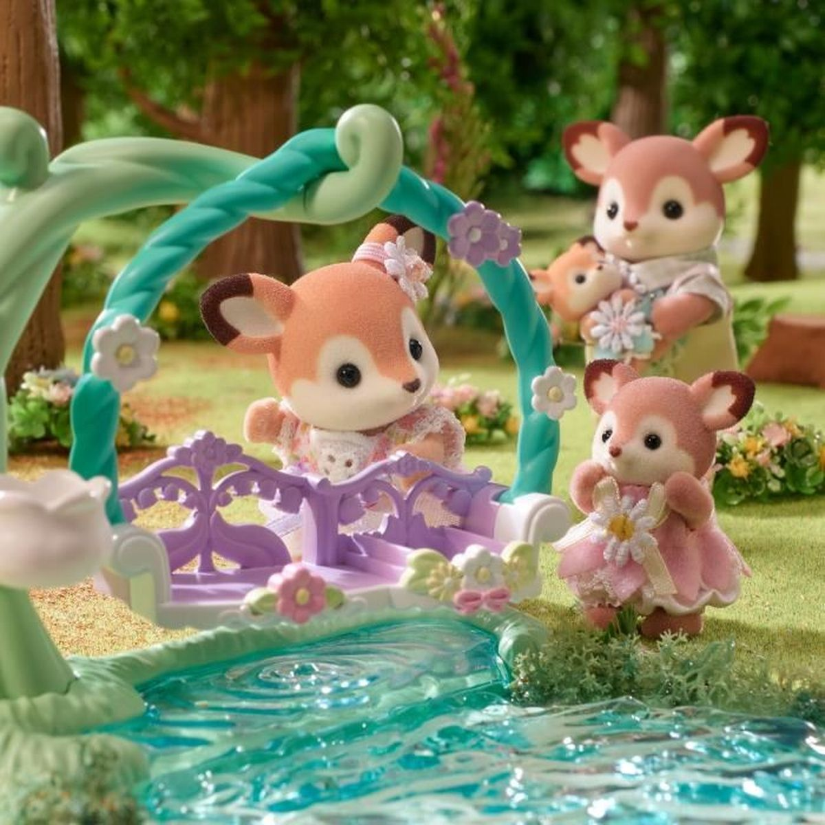 Escena con figuras de ciervos. Uno en un columpio, otros sosteniendo flores. Paisaje verde y flores al fondo. Juguetes.