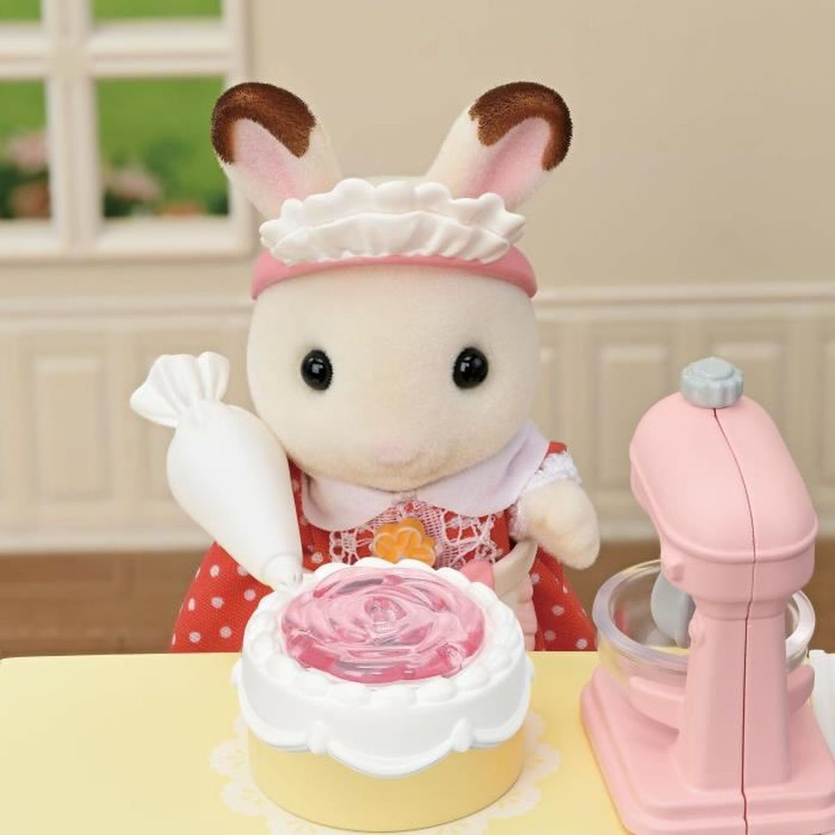 Un conejo de juguete blanco, vestido con un vestido y un sombrero, está decorando un pastel con glaseado rosa. Mezclador rosa a la derecha.