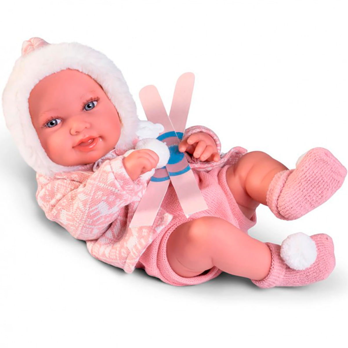 Un muñeco de bebé con un atuendo rosa, gorro y calcetines. Sostiene esquíes rosas. El fondo es blanco.