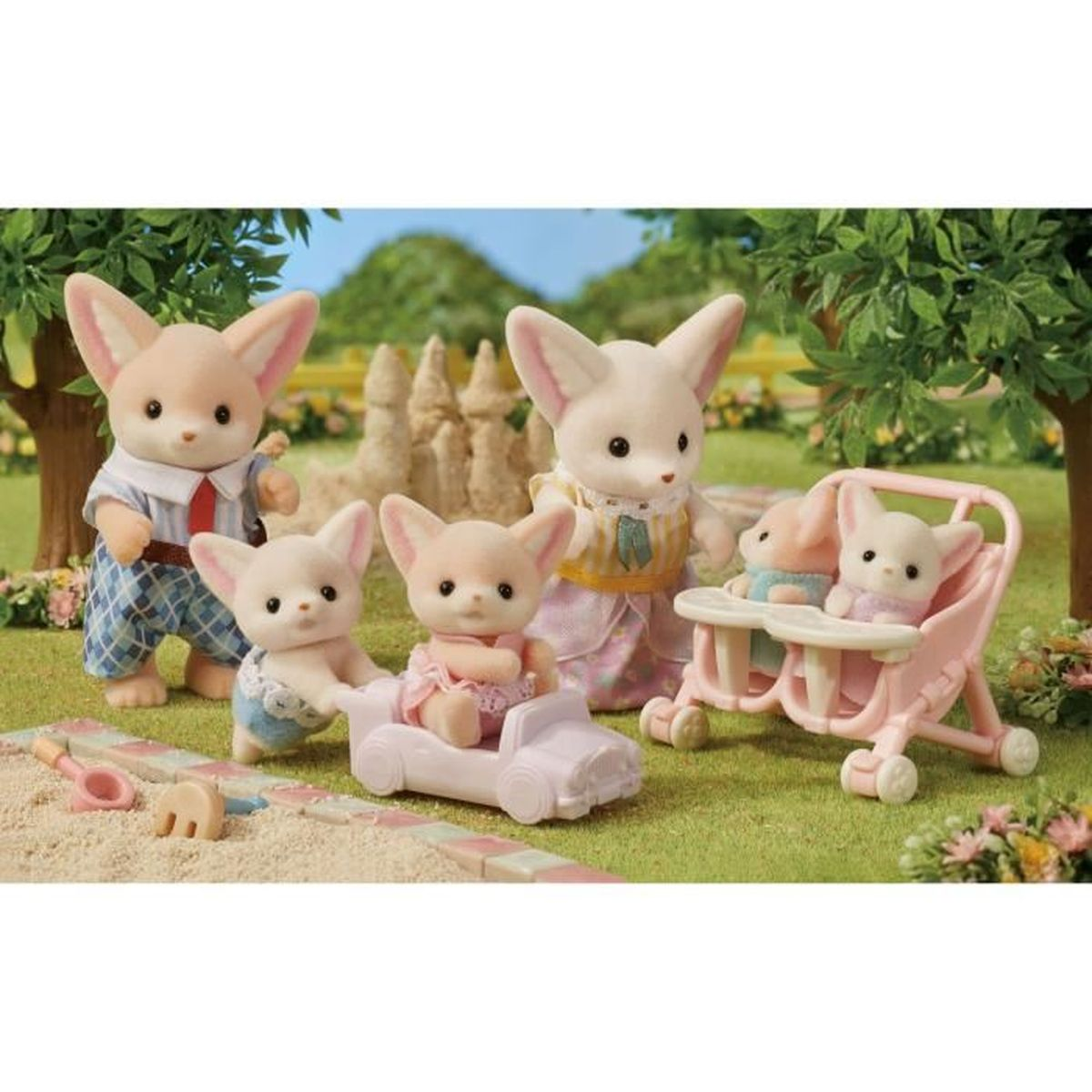 Una familia de zorros de juguete en un jardín. Están jugando con juguetes y un cochecito.