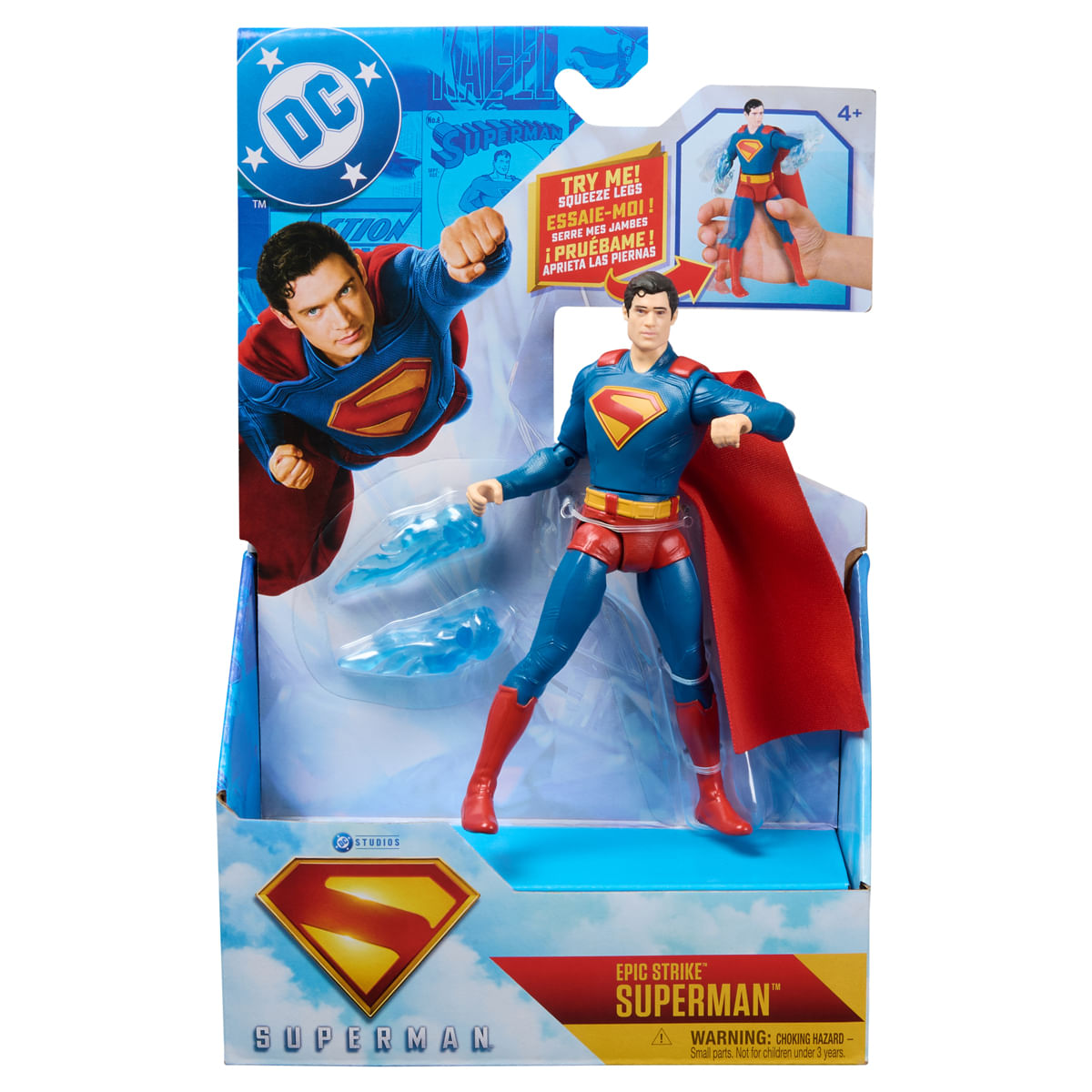 Una figura de acción de Superman en su embalaje. La figura es azul, roja y amarilla. El embalaje incluye logotipos y texto.