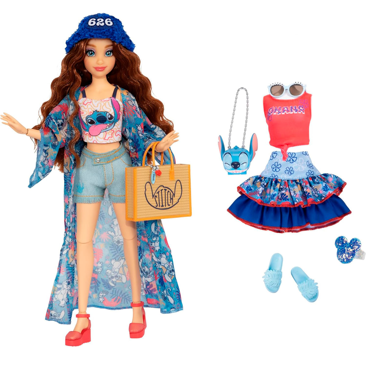 Una muñeca con sombrero azul, bata estampada, pantalones cortos y zapatos rojos. Accesorios: bolso, gafas de sol y ropa extra.