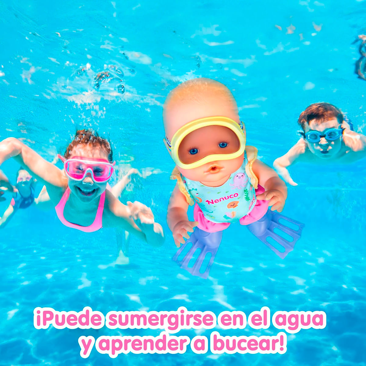Tres niños y una muñeca están bajo el agua en una piscina. La muñeca lleva un esnórquel, aletas y un traje de baño. El agua es azul.