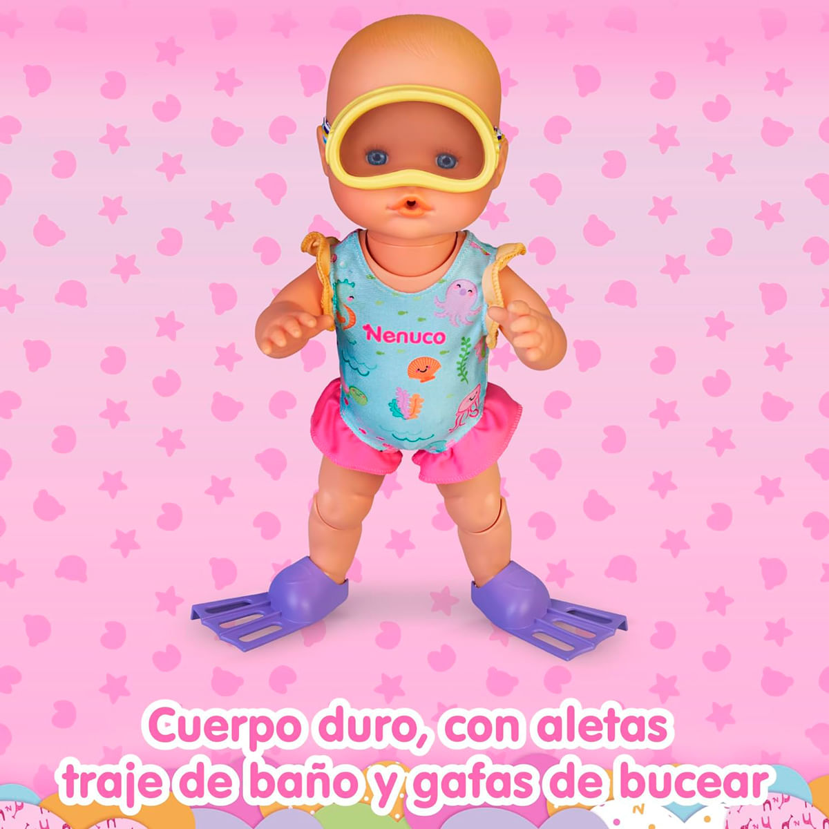 Una muñeca con traje de baño, gafas y aletas. La muñeca está sobre un fondo rosa. El texto en la parte inferior dice 'cuerpo duro, con aletas, traje de baño y gafas de bucear'.