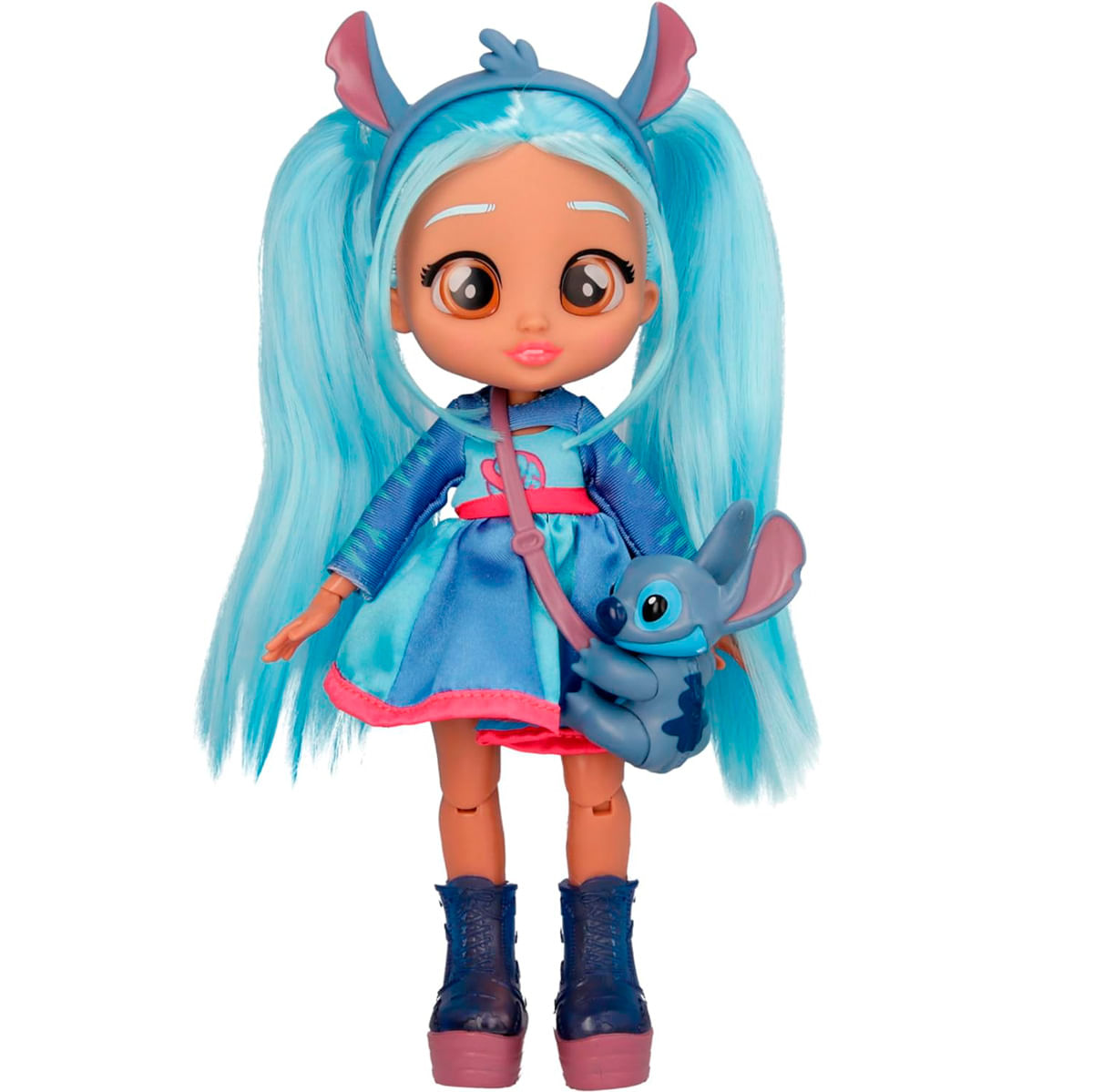 Una muñeca con cabello azul y un atuendo de Stitch. La muñeca lleva un peluche de Stitch. Lleva botas azules y una correa rosa.