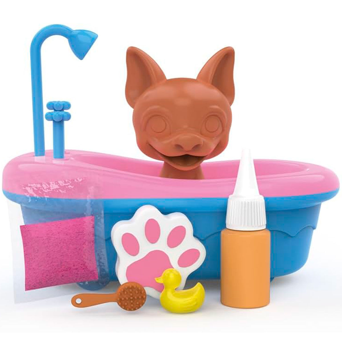 Un perro de juguete en una bañera, con accesorios como un cepillo, un pato y una botella. La bañera es rosa y azul, con un cabezal de ducha.