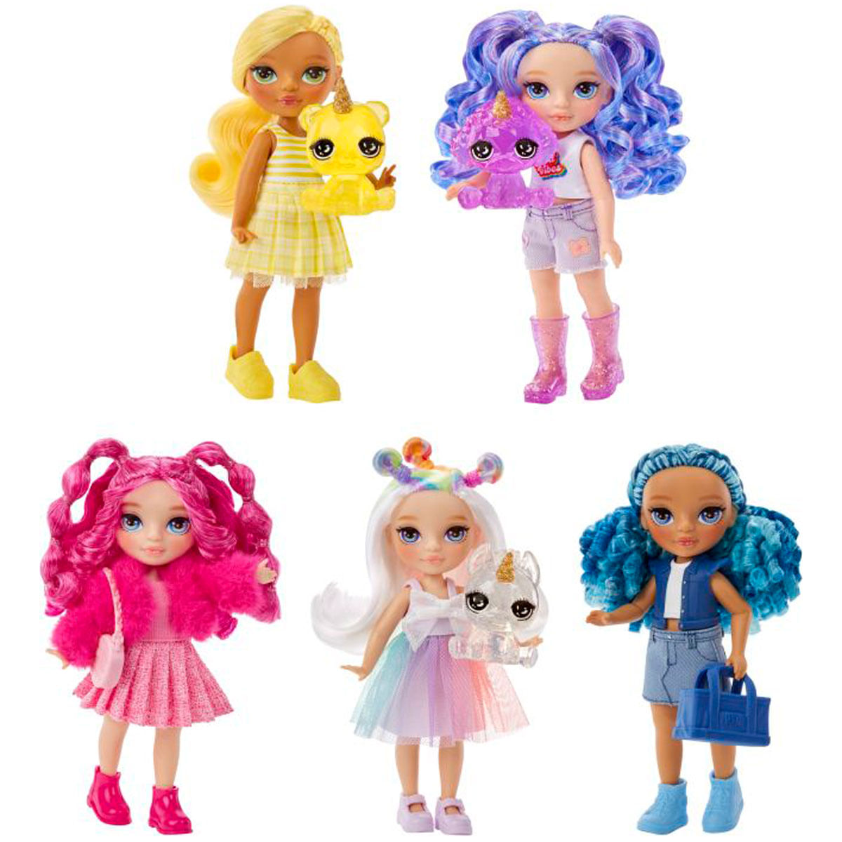 Cinco muñecas con pelo y trajes coloridos. Cada muñeca sostiene un accesorio con forma de animal. El fondo es blanco.